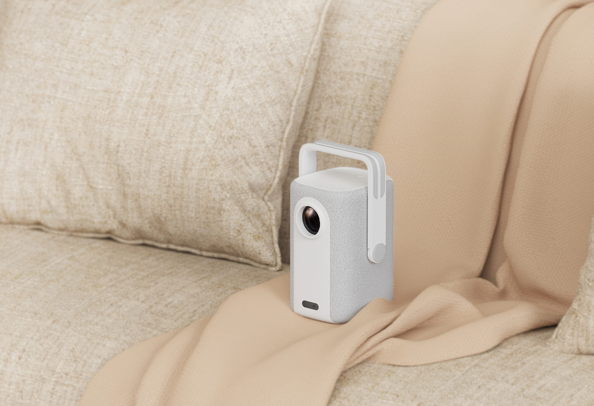 Απεικονίζεται o προβολέας σε καναπέ.